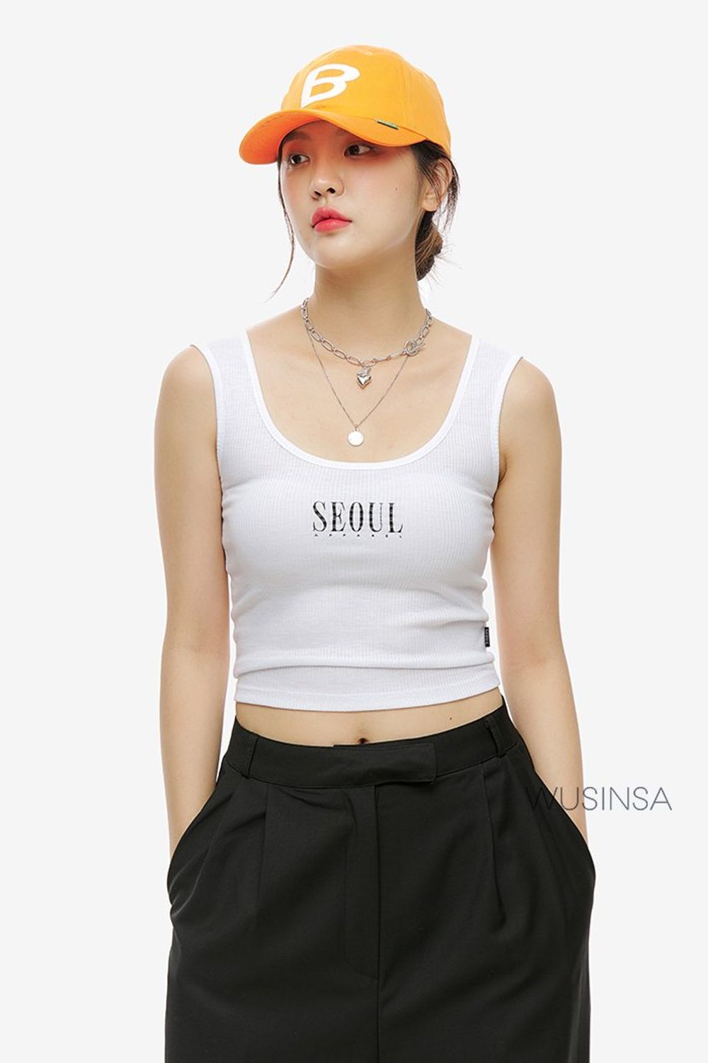 레터링 디테일의 슬리브리스와 조거 팬츠를 매치하고 오렌지 컬러 볼캡으로 포인트를 더한 스트릿 룩 #여름 #스트릿