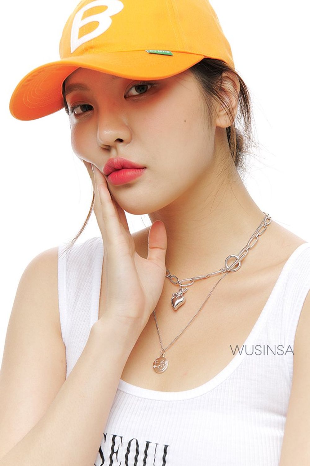 레터링 디테일의 슬리브리스와 조거 팬츠를 매치하고 오렌지 컬러 볼캡으로 포인트를 더한 스트릿 룩 #여름 #스트릿