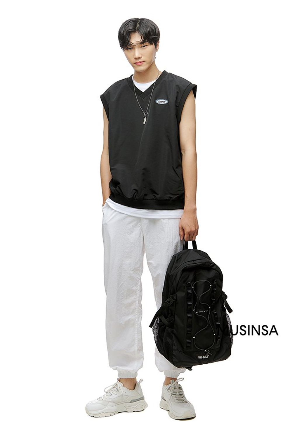 두 가지의 슬리브리스를 레이어드하고 트랙 팬츠와 백팩으로 마무리한 스트릿 룩 #여름 #스트릿