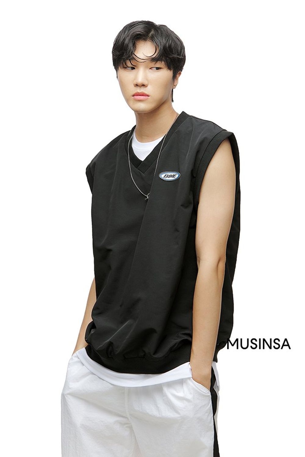두 가지의 슬리브리스를 레이어드하고 트랙 팬츠와 백팩으로 마무리한 스트릿 룩 #여름 #스트릿