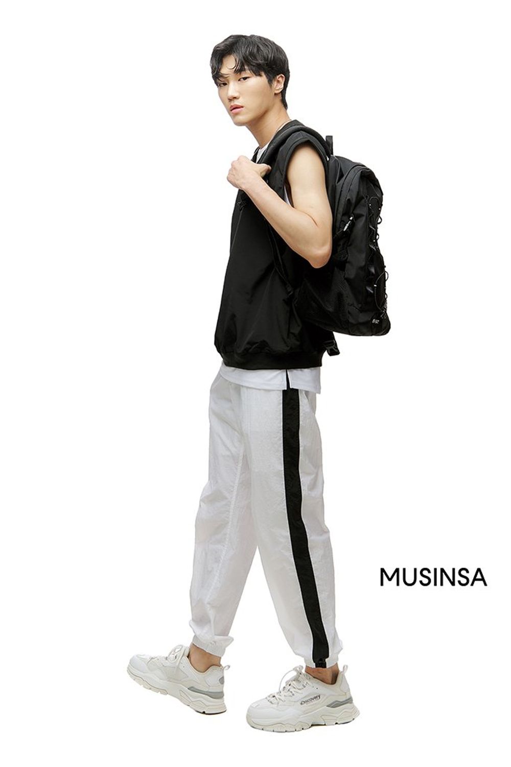 두 가지의 슬리브리스를 레이어드하고 트랙 팬츠와 백팩으로 마무리한 스트릿 룩 #여름 #스트릿