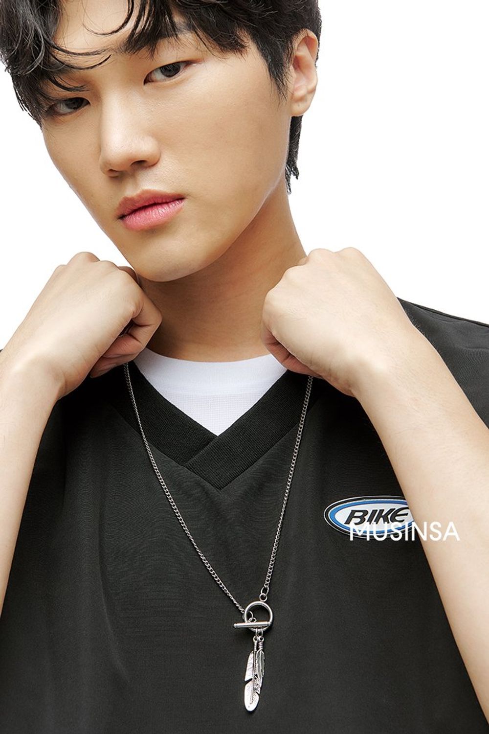 두 가지의 슬리브리스를 레이어드하고 트랙 팬츠와 백팩으로 마무리한 스트릿 룩 #여름 #스트릿