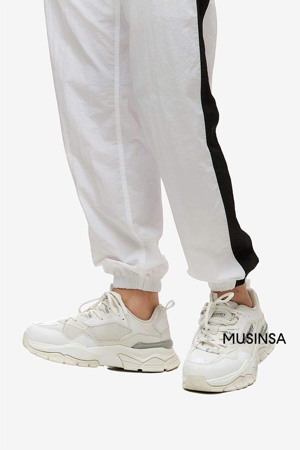 두 가지의 슬리브리스를 레이어드하고 트랙 팬츠와 백팩으로 마무리한 스트릿 룩 #여름 #스트릿