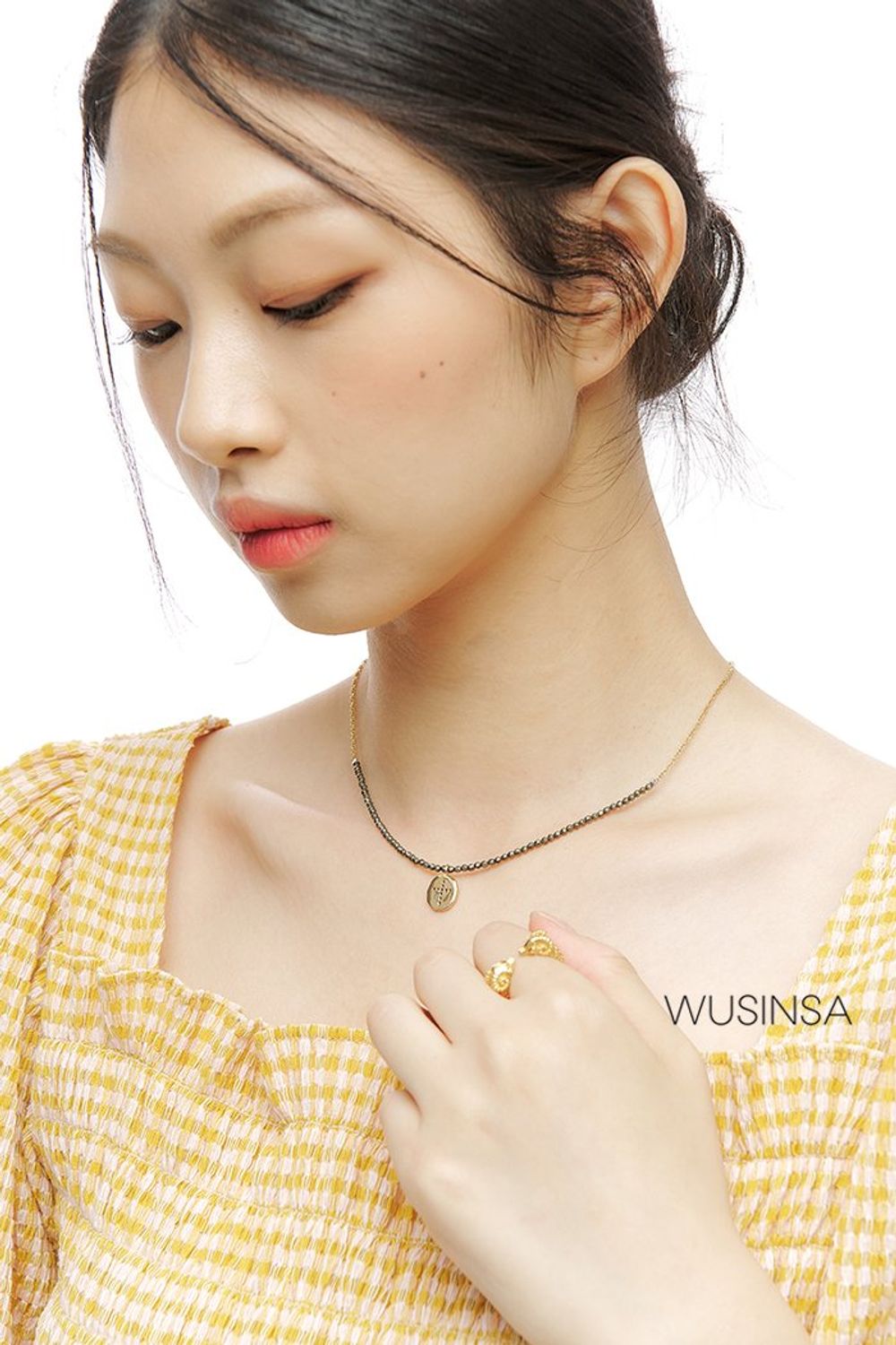 체크 패턴의 스모킹 블라우스와 아이보리 팬츠를 매치한 후 크로스 백으로 마무리한 포멀 룩 #여름 #포멀 #비즈니스캐주얼