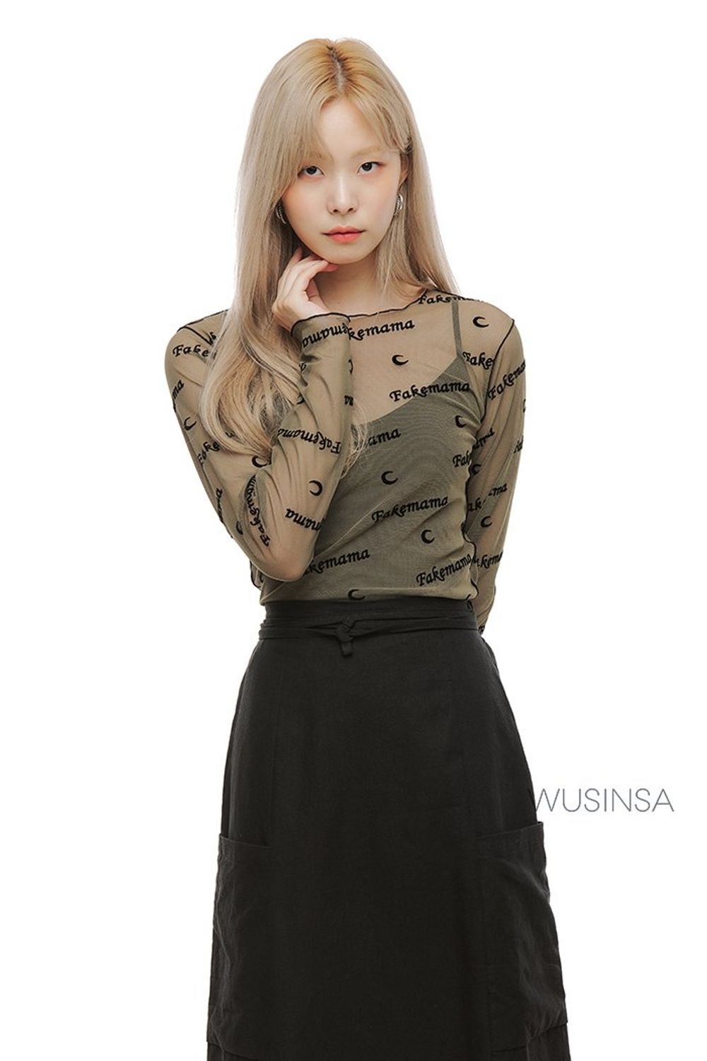 패턴이 돋보이는 시스루 탑과 블랙 롱스커트를 매치하고 심플한 로퍼로 마무리한 시크 룩 #가을 #시크