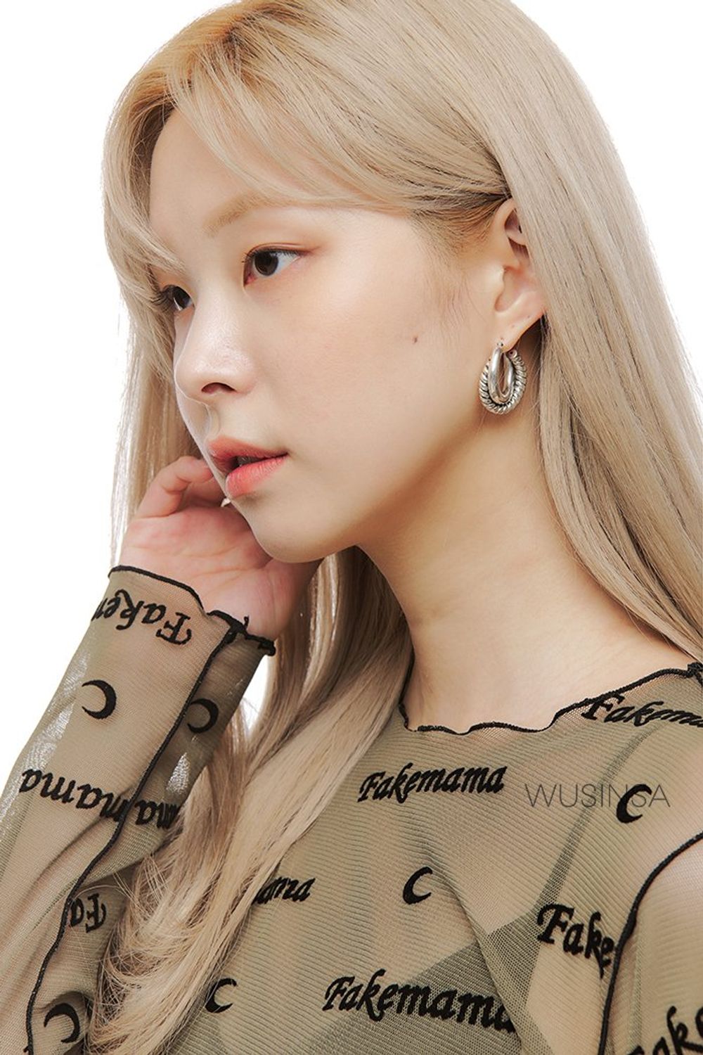 패턴이 돋보이는 시스루 탑과 블랙 롱스커트를 매치하고 심플한 로퍼로 마무리한 시크 룩 #가을 #시크