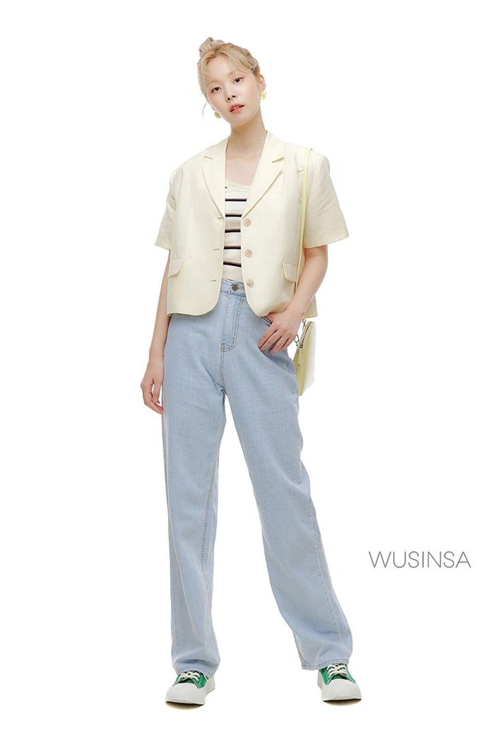 데님 팬츠와 스트라이프 패턴의 탑을 매치하고 반팔 재킷으로 마무리한 캐주얼 룩 #가을 #캐주얼