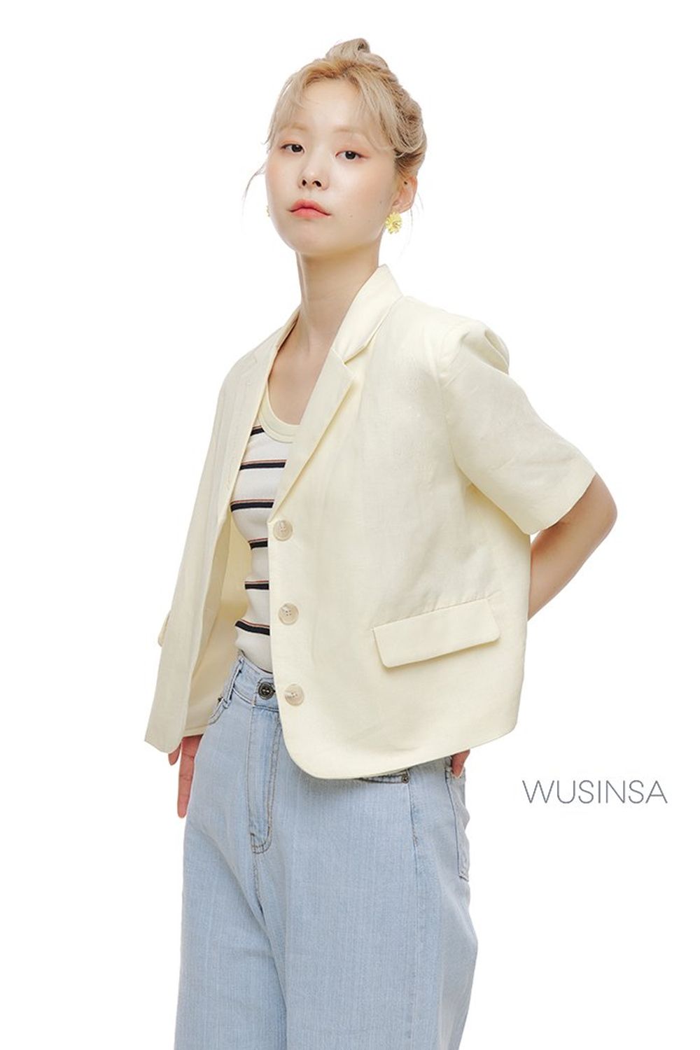 데님 팬츠와 스트라이프 패턴의 탑을 매치하고 반팔 재킷으로 마무리한 캐주얼 룩 #가을 #캐주얼