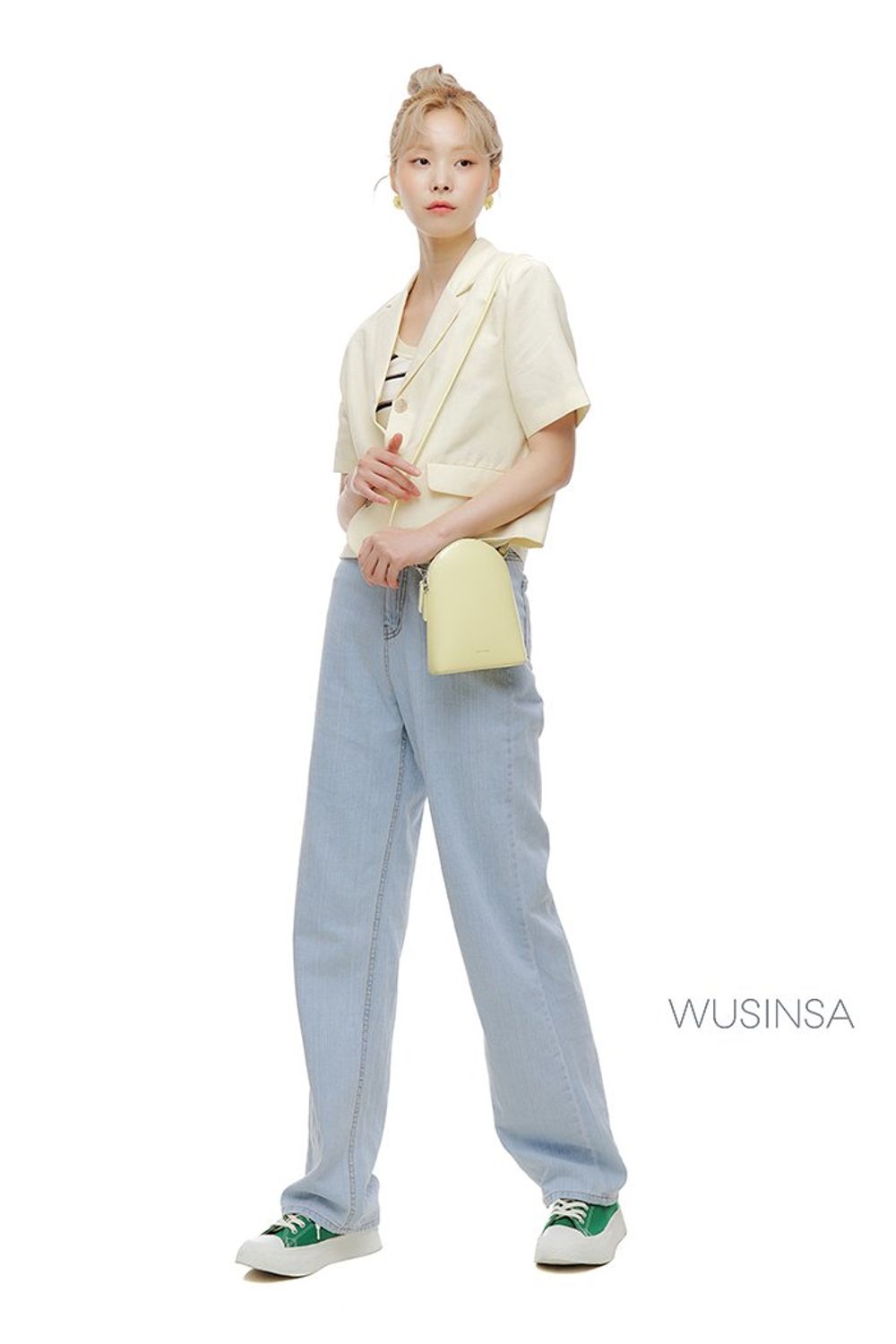 데님 팬츠와 스트라이프 패턴의 탑을 매치하고 반팔 재킷으로 마무리한 캐주얼 룩 #가을 #캐주얼