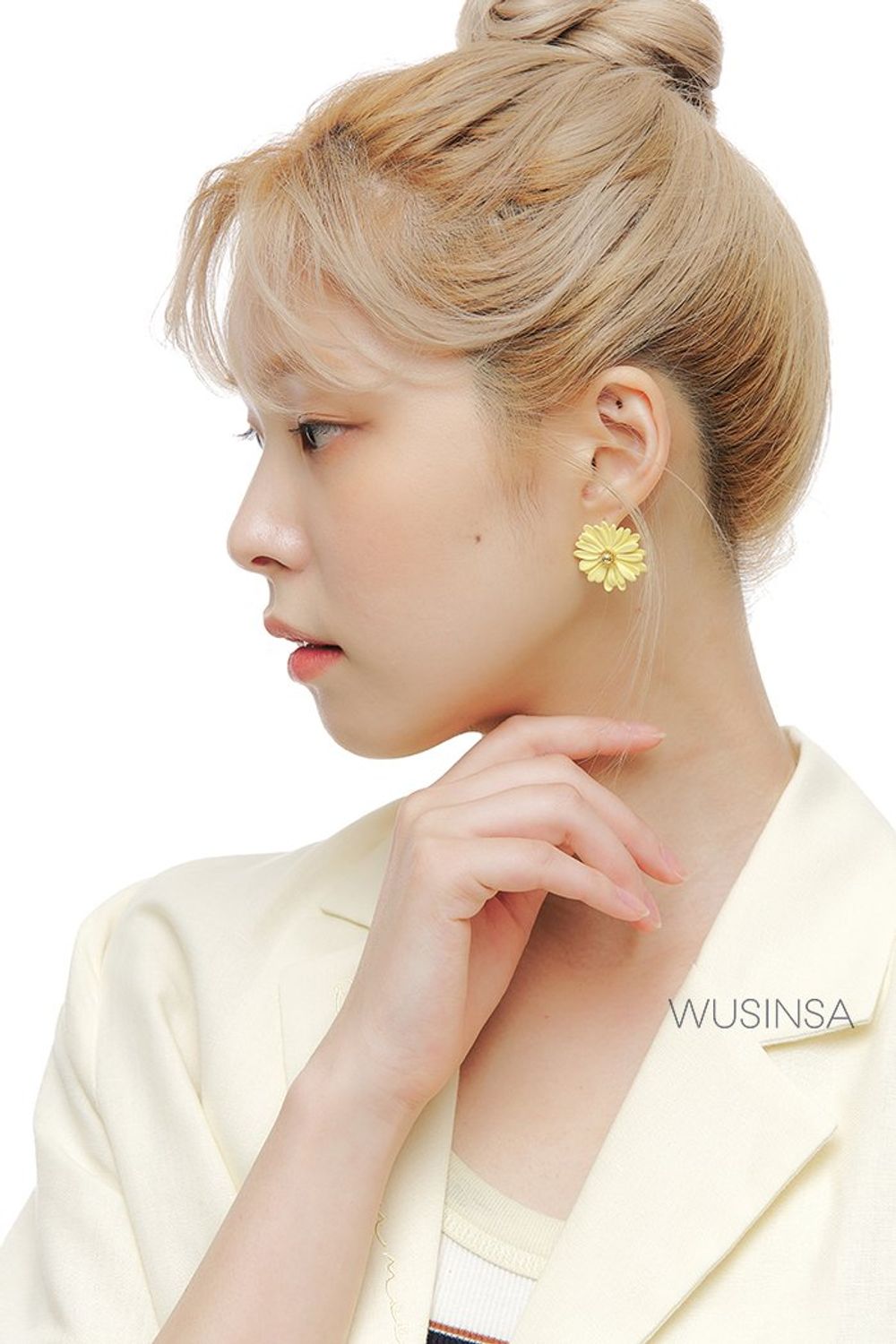 데님 팬츠와 스트라이프 패턴의 탑을 매치하고 반팔 재킷으로 마무리한 캐주얼 룩 #가을 #캐주얼