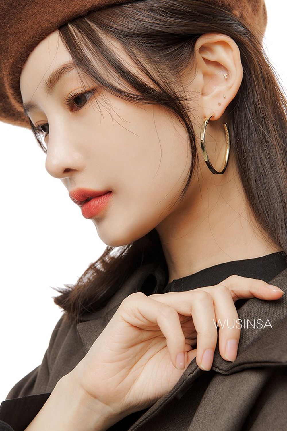 담백한 디테일의 블레이저 셋업을 착용하고 패턴 베스트와 베레로 포인트를 준 걸리시 룩 #가을 #걸리시