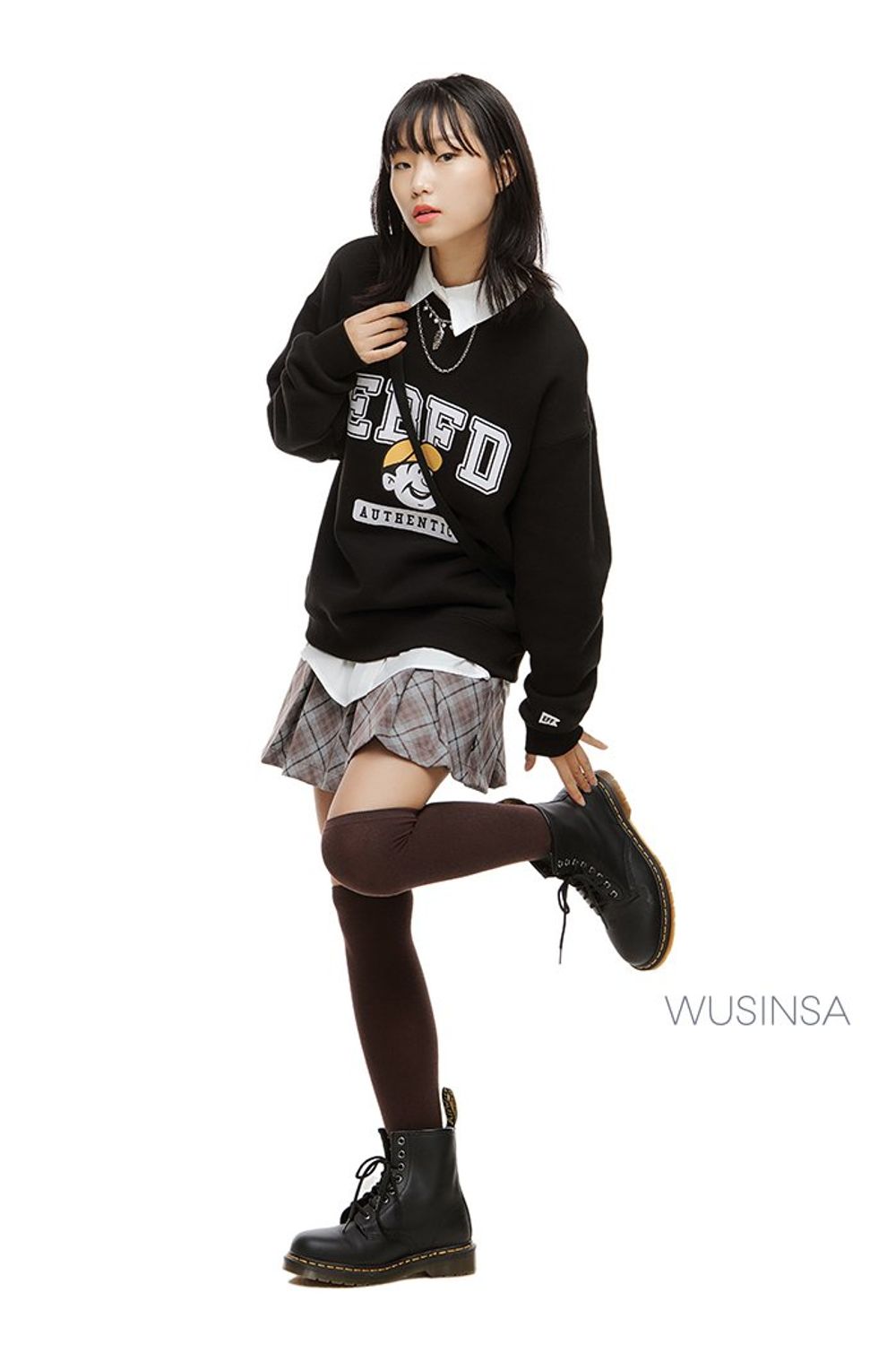 귀여운 그래픽이 돋보이는 스웨트셔츠와 셔츠를 레이어드하고 스커트로 마무리한 걸리시 룩 #가을 #걸리시