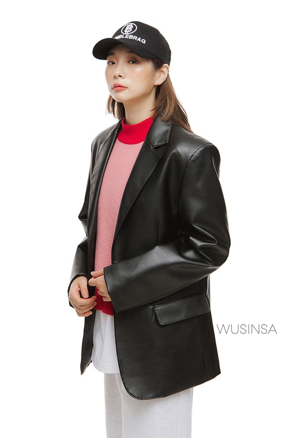 컬러 블록이 매력적인 베스트와 조거 팬츠를 매치하고 레더 재킷을 걸쳐 마무리한 스트릿 룩 #가을 #스트릿