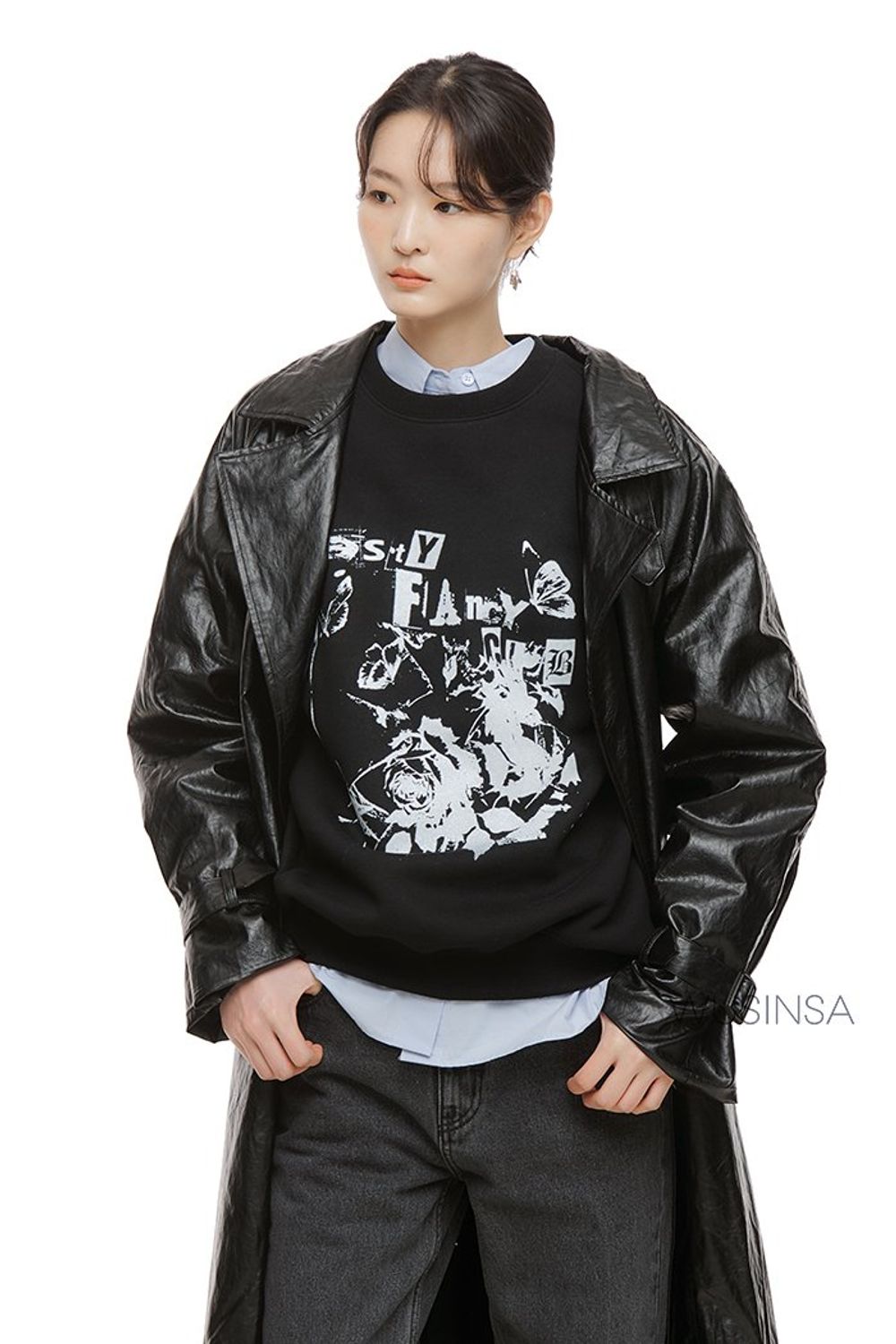 캐주얼한 스웨트셔츠와 데님 팬츠를 매치한 후 오버사이즈 핏의 레더 코트로 완성한 시크 룩 #가을 #시크