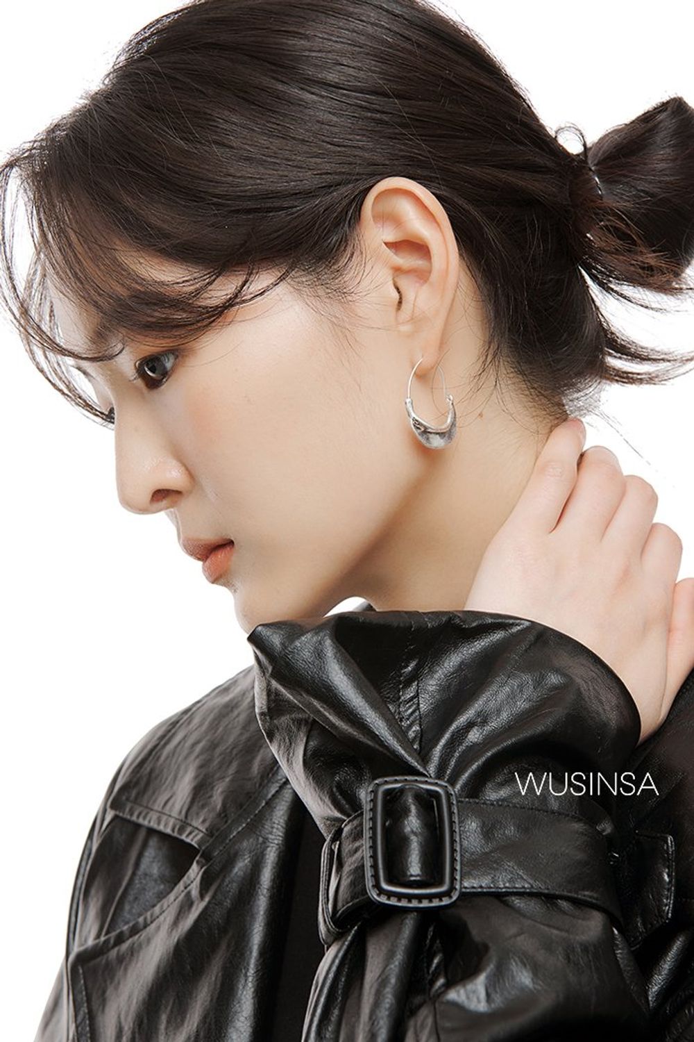 캐주얼한 스웨트셔츠와 데님 팬츠를 매치한 후 오버사이즈 핏의 레더 코트로 완성한 시크 룩 #가을 #시크