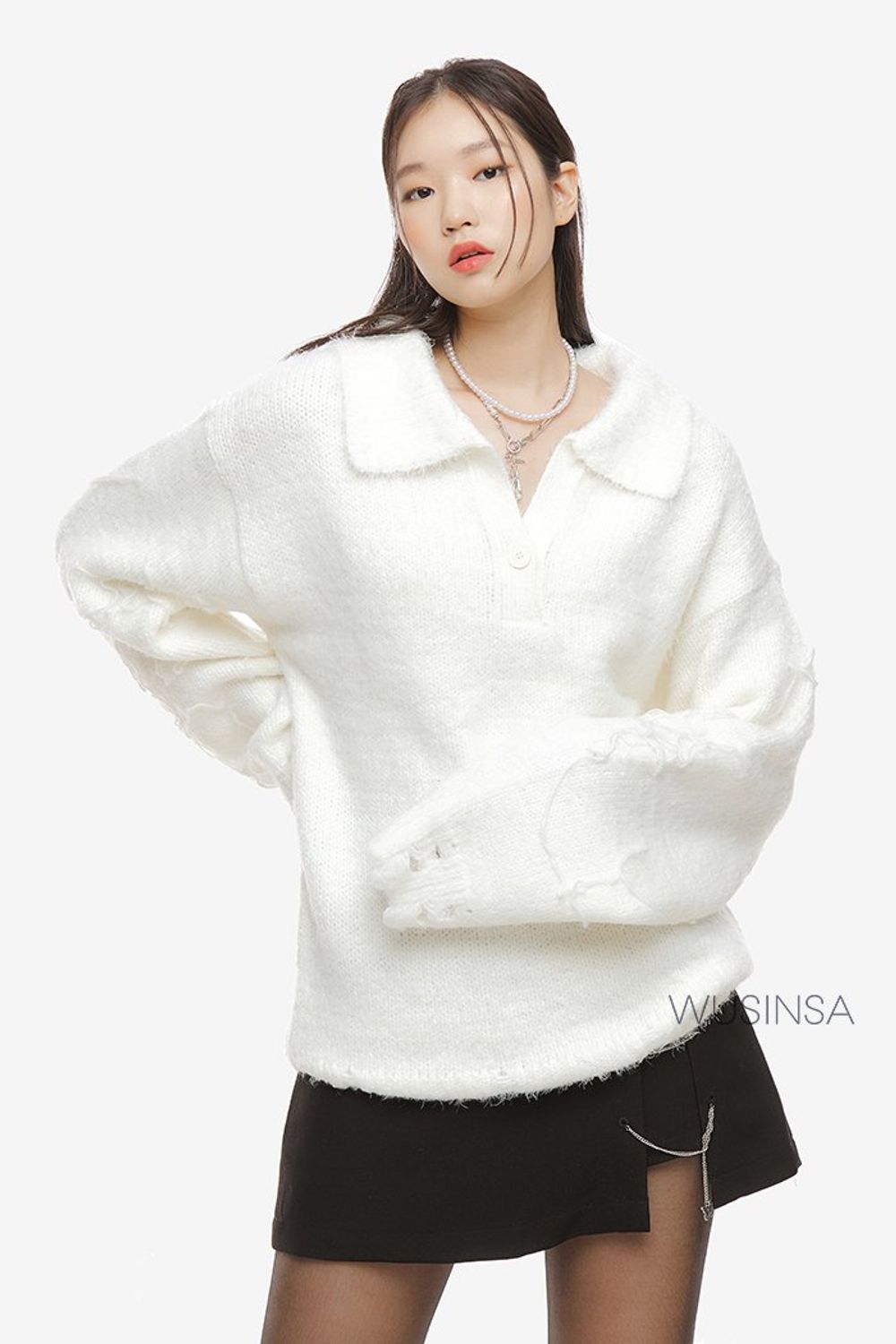 카라 니트와 미니스커트를 매치하고 체크 패턴이 돋보이는 블레이저를 걸쳐 완성한 걸리시 룩 #가을 #걸리시