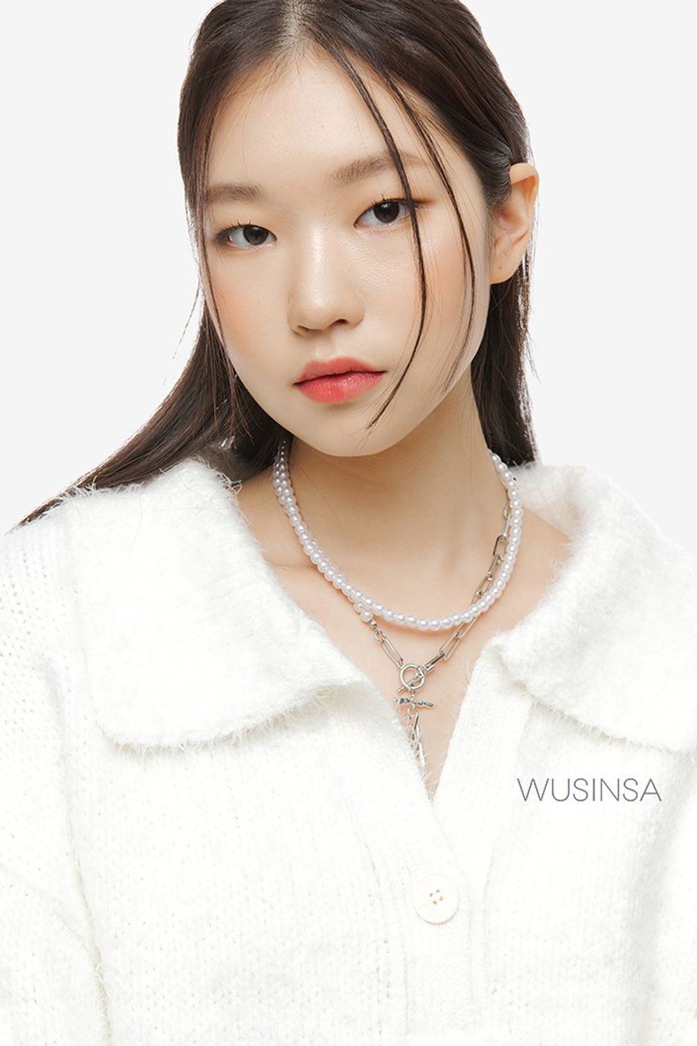 카라 니트와 미니스커트를 매치하고 체크 패턴이 돋보이는 블레이저를 걸쳐 완성한 걸리시 룩 #가을 #걸리시