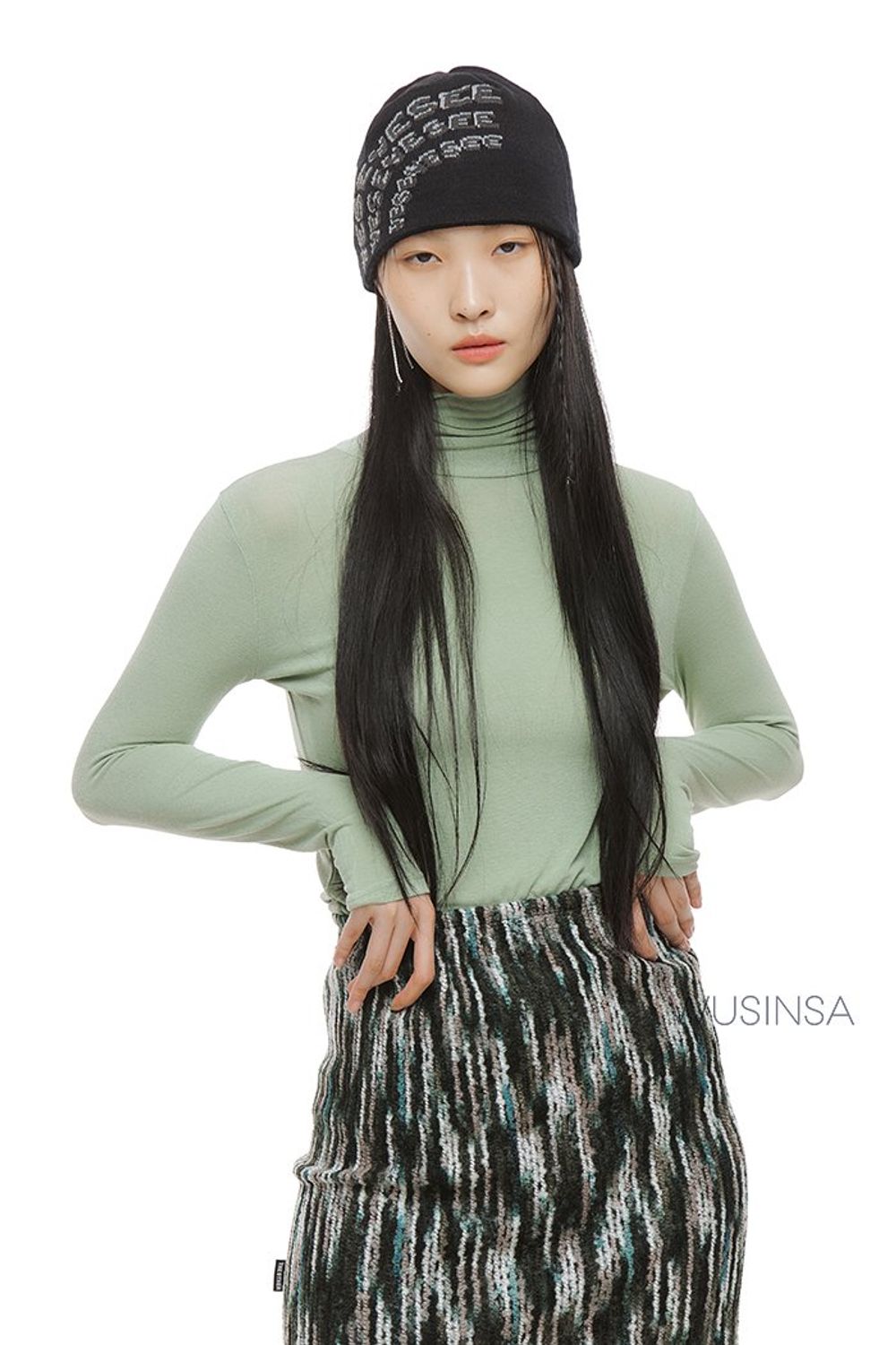 화사한 컬러의 터틀넥과 패턴 스커트를 매치하고 레더 재킷으로 마무리한 시크 룩 #가을 #시크