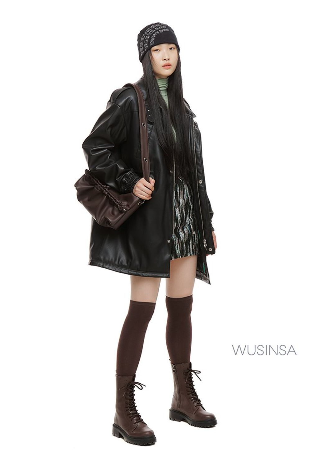 화사한 컬러의 터틀넥과 패턴 스커트를 매치하고 레더 재킷으로 마무리한 시크 룩 #가을 #시크