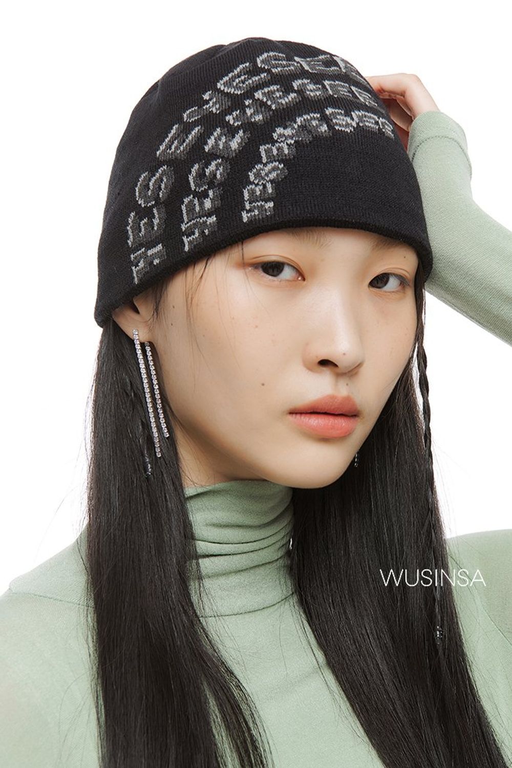 화사한 컬러의 터틀넥과 패턴 스커트를 매치하고 레더 재킷으로 마무리한 시크 룩 #가을 #시크