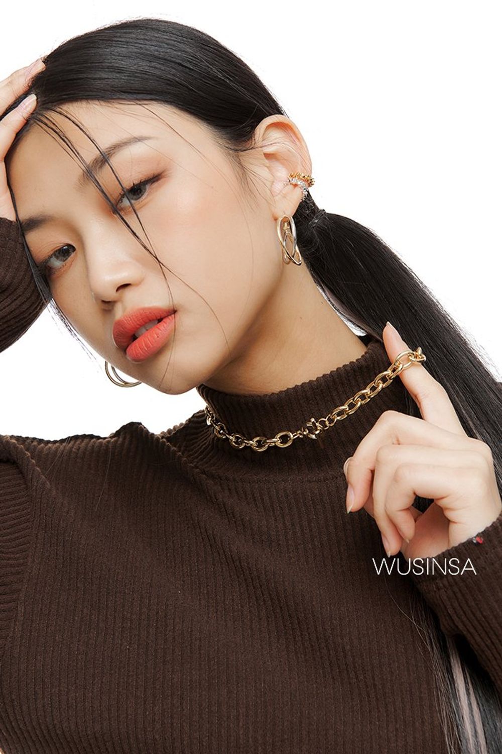 빈티지 무드의 자카드 패딩과 레더 스커트를 매치하고 롱부츠로 마무리한 로맨틱 룩 #가을 #로맨틱