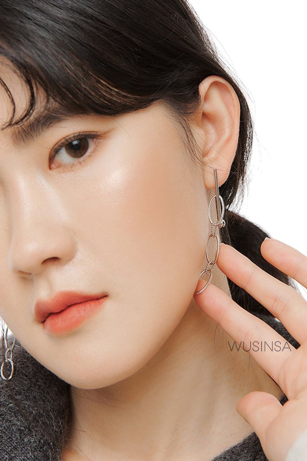 포근한 니트와 배색 디테일이 매력적인 스커트를 매치하고 레더 재킷으로 마무리한 캐주얼 룩 #가을 #캐주얼