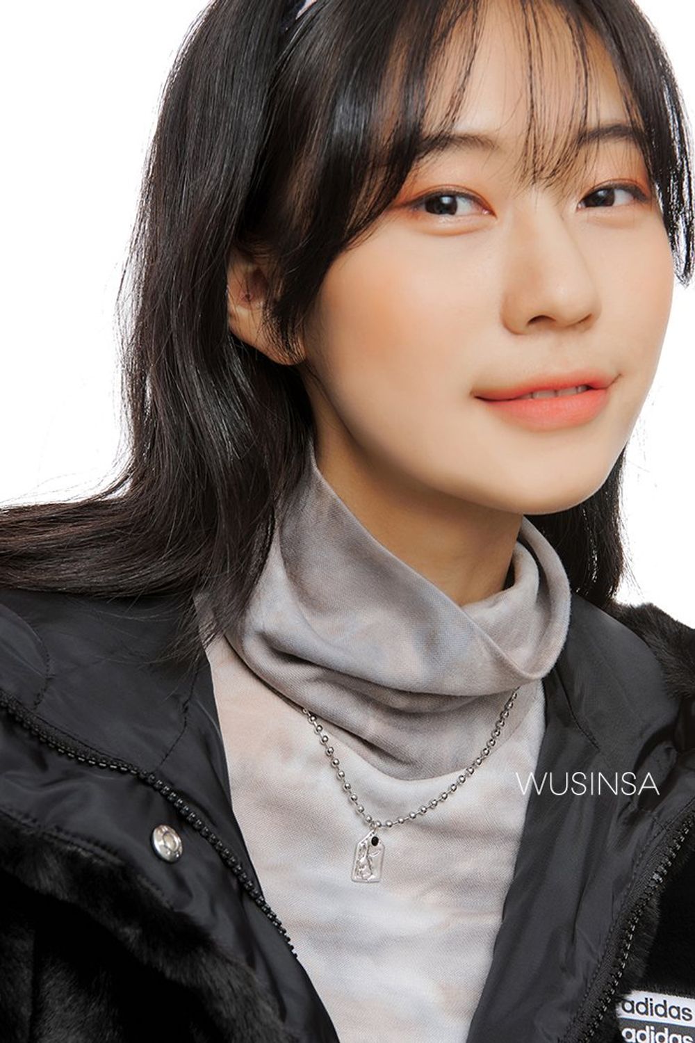타이다이 티셔츠와 크롭 퍼 재킷을 매치하고 팬츠와 스니커즈로 완성한 캐주얼 룩 #가을 #캐주얼