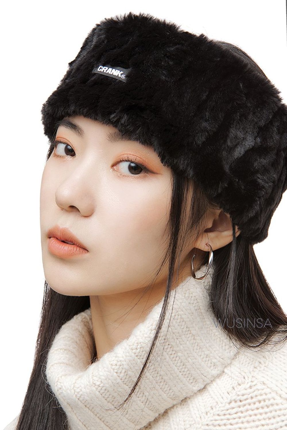 와이드한 카고 팬츠에 무톤 재킷을 매치한 후 헤어밴드로 포인트를 더한 스트릿 룩 #가을 #스트릿