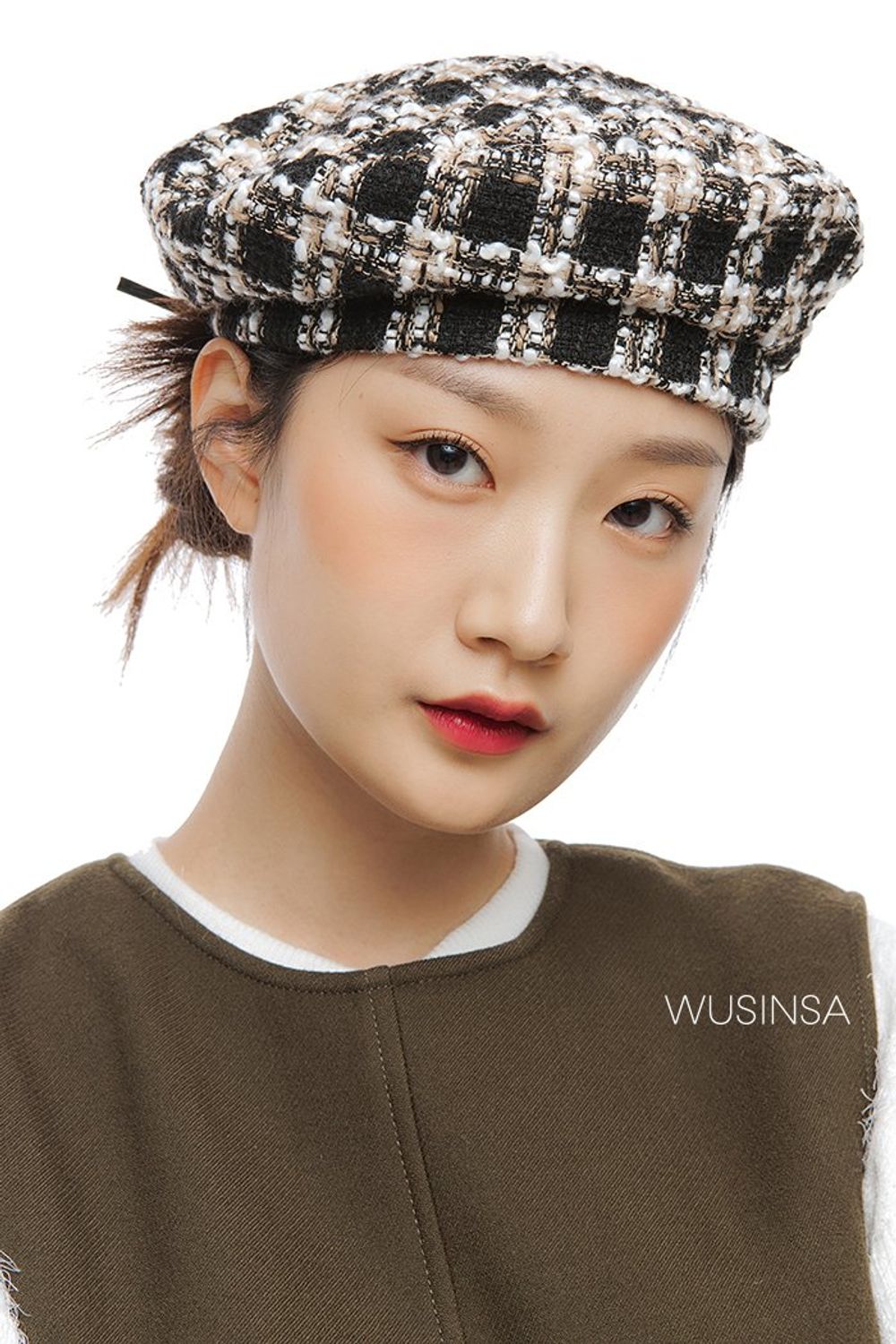 담백한 디테일의 원피스와 카디건을 레이어드하고 체크 베레로 포인트를 준 포멀 룩 #겨울 #포멀 #비즈니스캐주얼