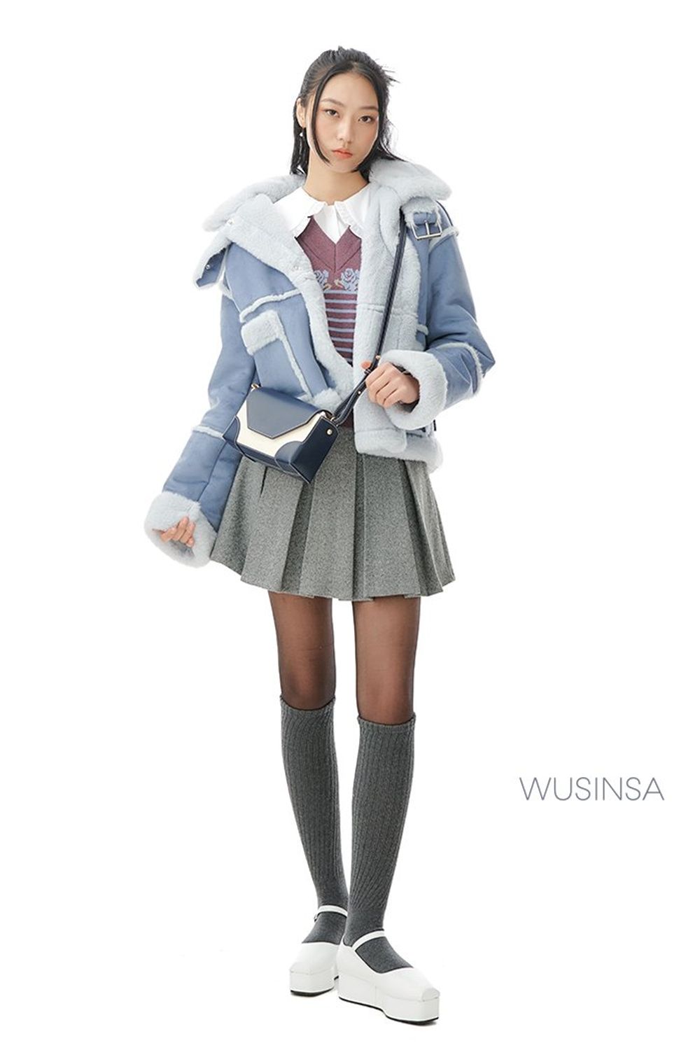 러블리한 블라우스에 니트 베스트를 레이어드한 후 플리츠스커트로 완성한 걸리시 룩 #겨울 #걸리시