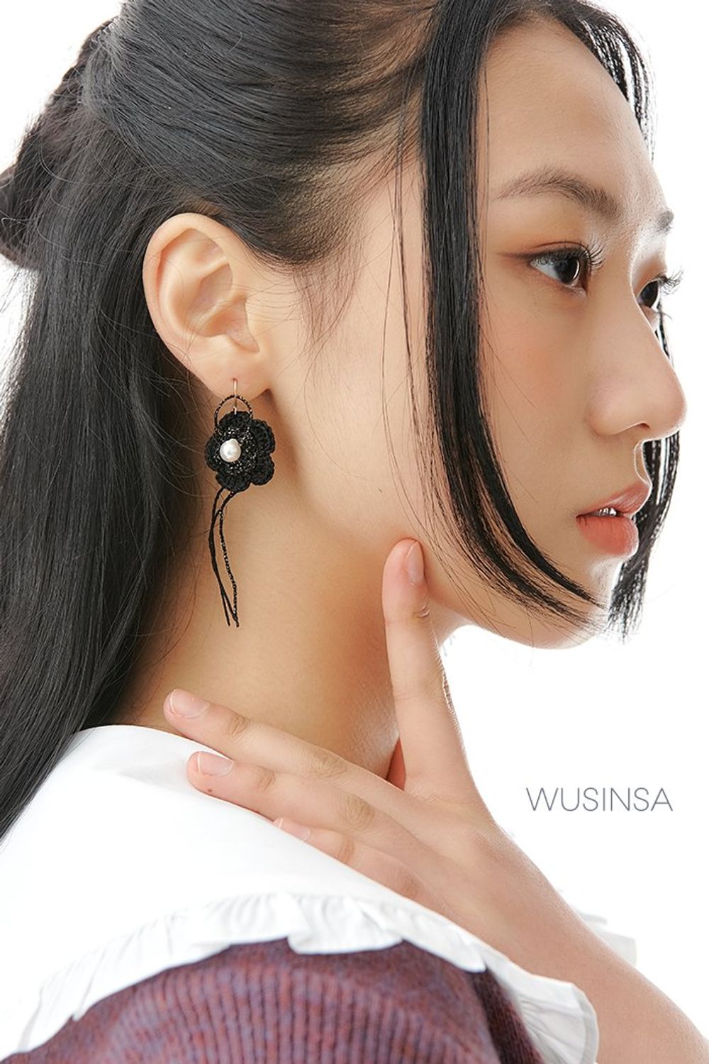 러블리한 블라우스에 니트 베스트를 레이어드한 후 플리츠스커트로 완성한 걸리시 룩 #겨울 #걸리시
