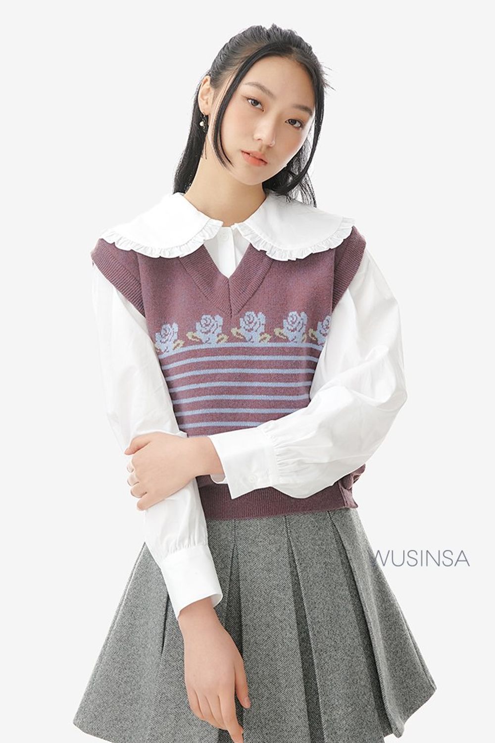 러블리한 블라우스에 니트 베스트를 레이어드한 후 플리츠스커트로 완성한 걸리시 룩 #겨울 #걸리시