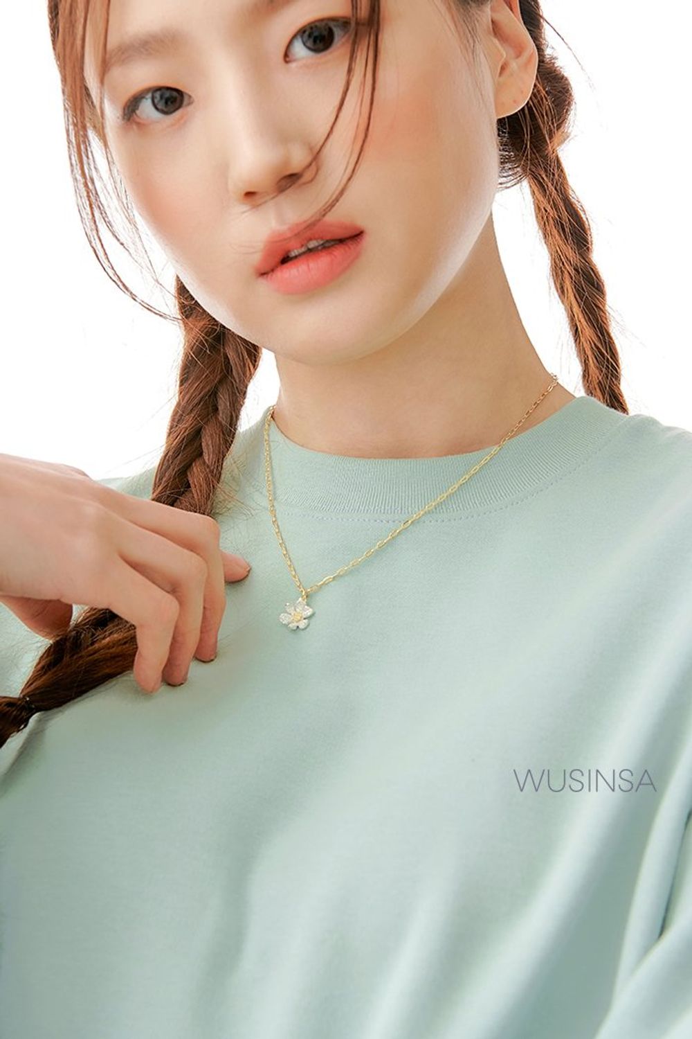 편안한 핏의 스웨트셔츠와 유니크한 패턴이 돋보이는 스커트를 매치하고 포근한 다운 파카를 더해 완성한 캐주얼 룩 #겨울 #캐주얼
