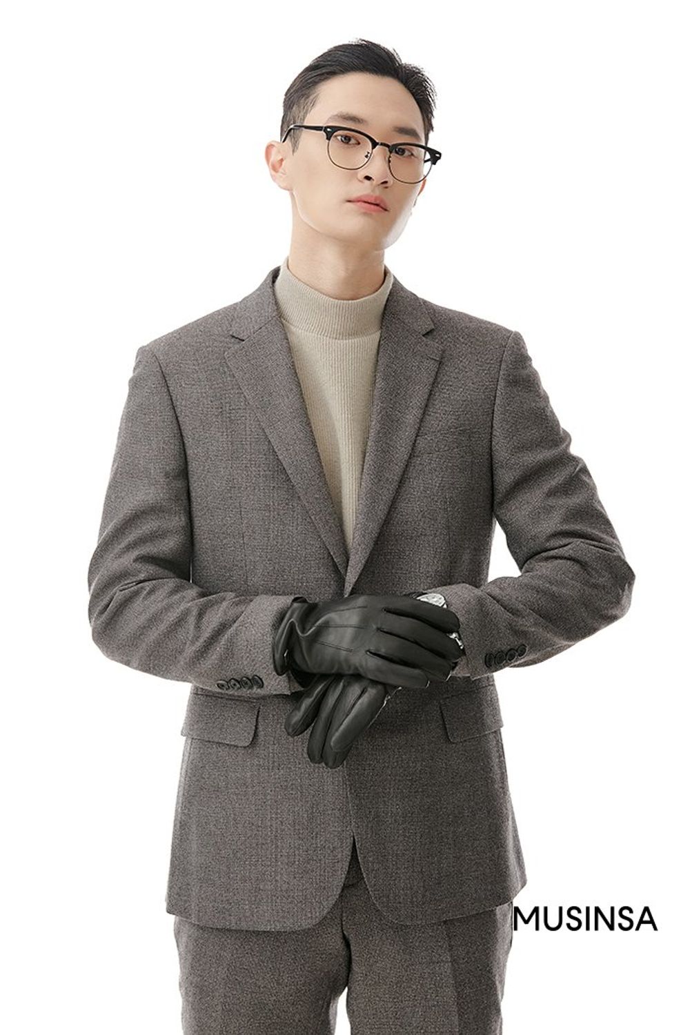 브라운 컬러가 돋보이는 코트와 슈트 셋업을 매치하고 브리프케이스와 안경으로 완성한 포멀 룩 #겨울 #포멀 #비즈니스캐주얼
