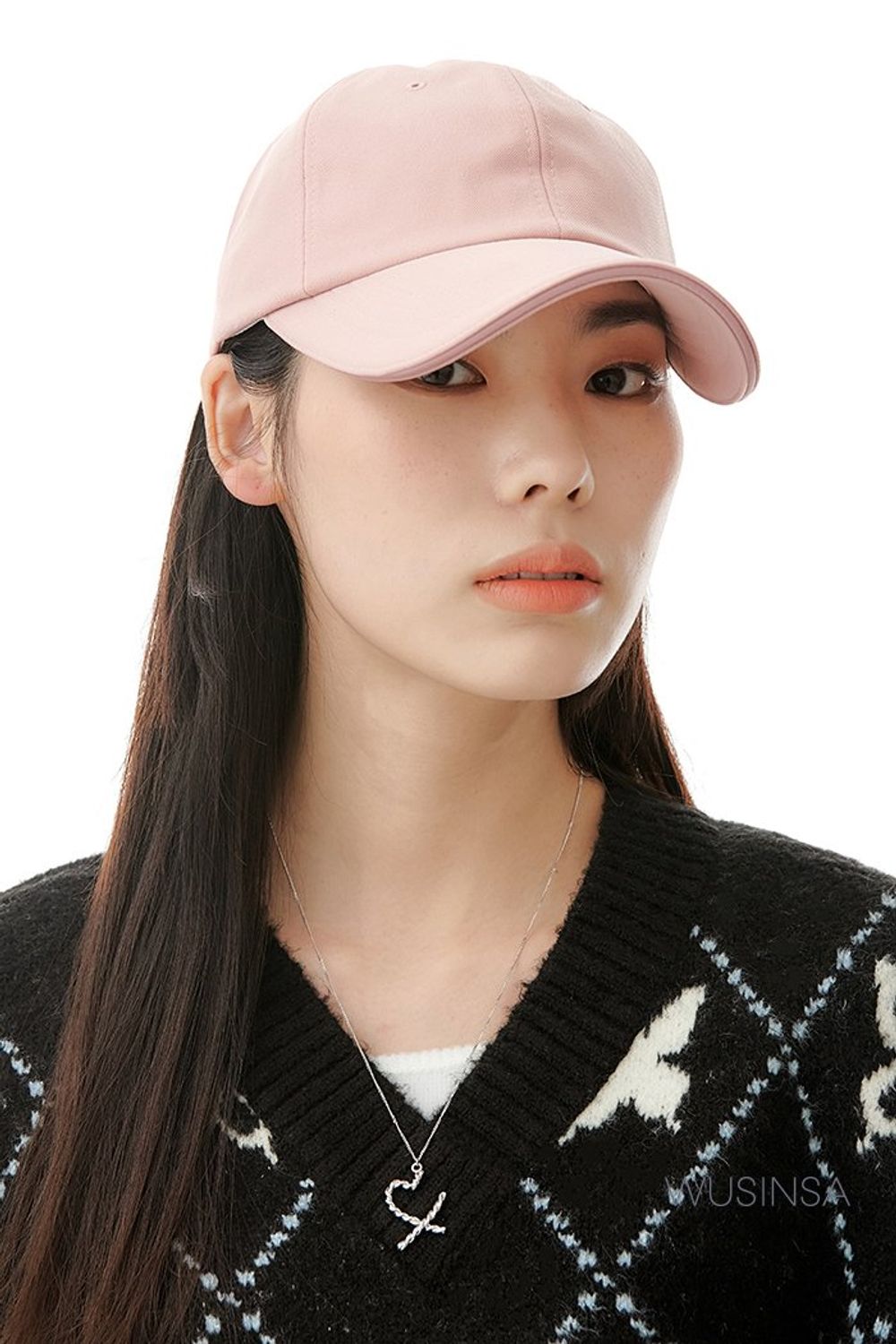 케이프 디테일의 롱 코트에 데님 팬츠를 매치한 후 핑크 볼캡으로 포인트를 더한 캐주얼 룩 #겨울 #캐주얼