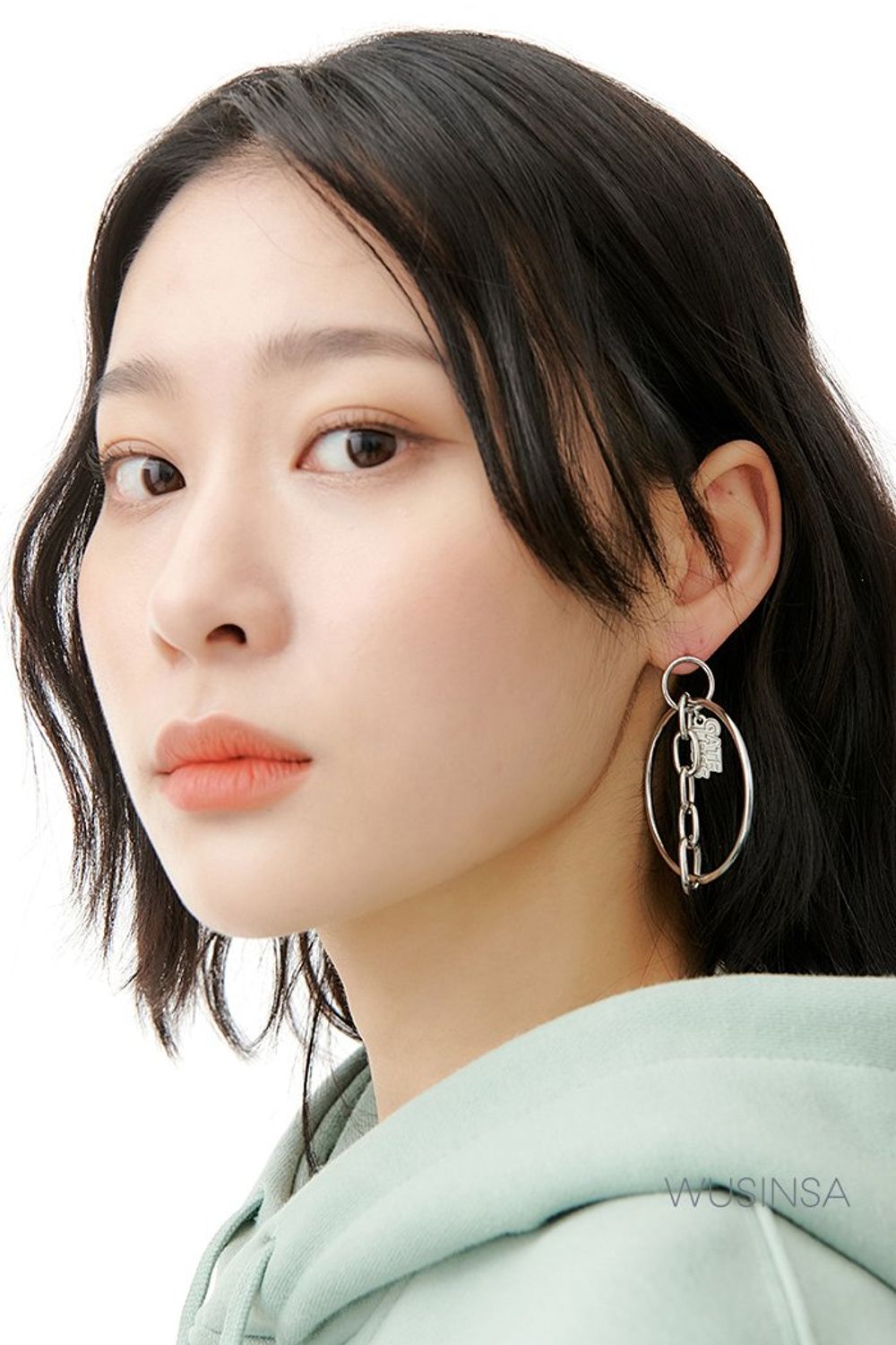 루즈 핏의 코팅 팬츠에 민트 후드 티셔츠를 더한 후 무톤 재킷으로 마무리한 캐주얼 룩 #겨울 #캐주얼
