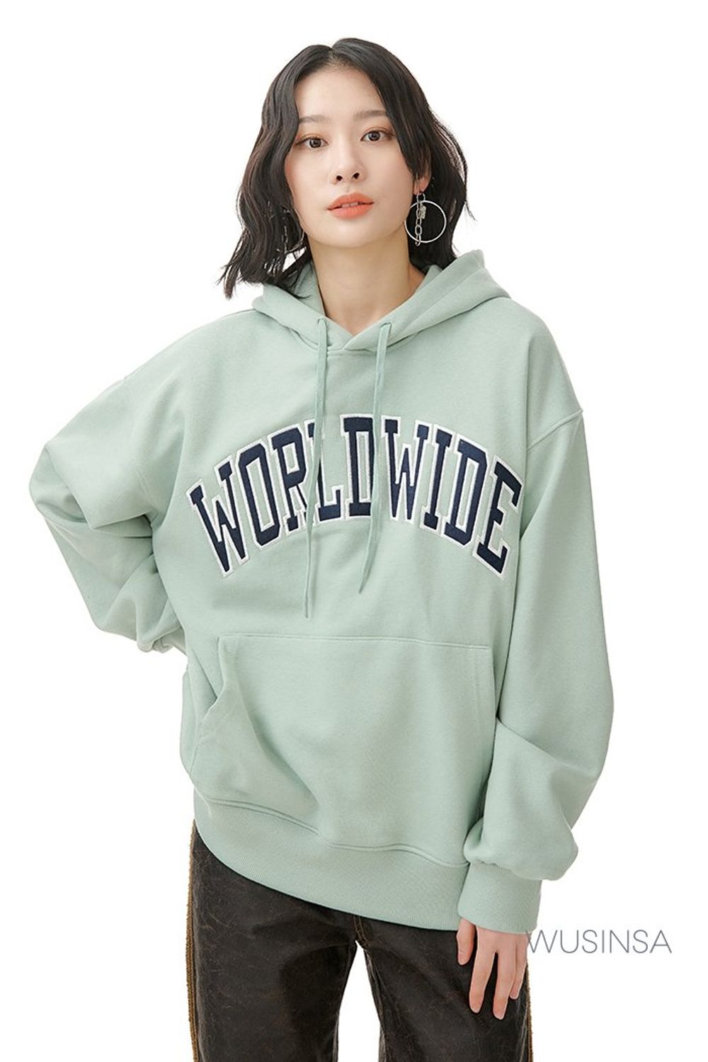 루즈 핏의 코팅 팬츠에 민트 후드 티셔츠를 더한 후 무톤 재킷으로 마무리한 캐주얼 룩 #겨울 #캐주얼