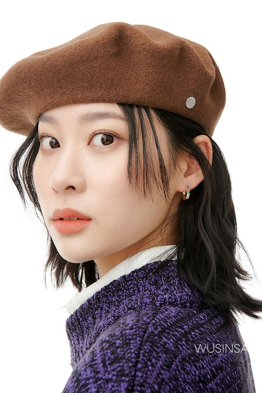 코트와 슬랙스를 블랙으로 통일한 후 베레와 체크 머플러로 포인트를 더한 캐주얼 룩 #겨울 #캐주얼