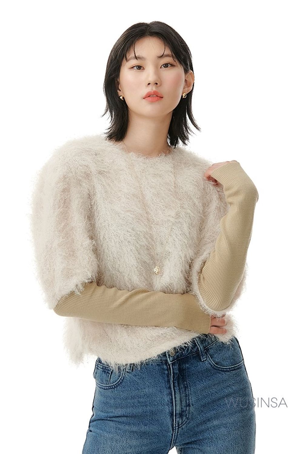 체크 패턴이 가미된 롱 코트와 데님 팬츠로 연출한 포멀 룩 #겨울 #포멀 #비즈니스캐주얼