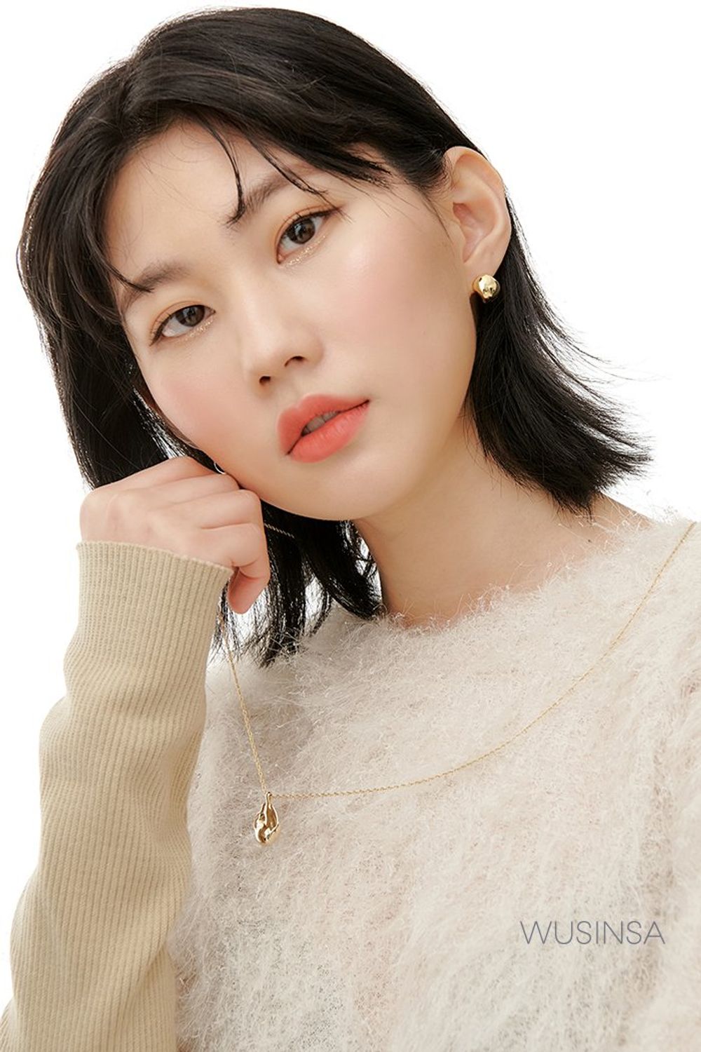 체크 패턴이 가미된 롱 코트와 데님 팬츠로 연출한 포멀 룩 #겨울 #포멀 #비즈니스캐주얼