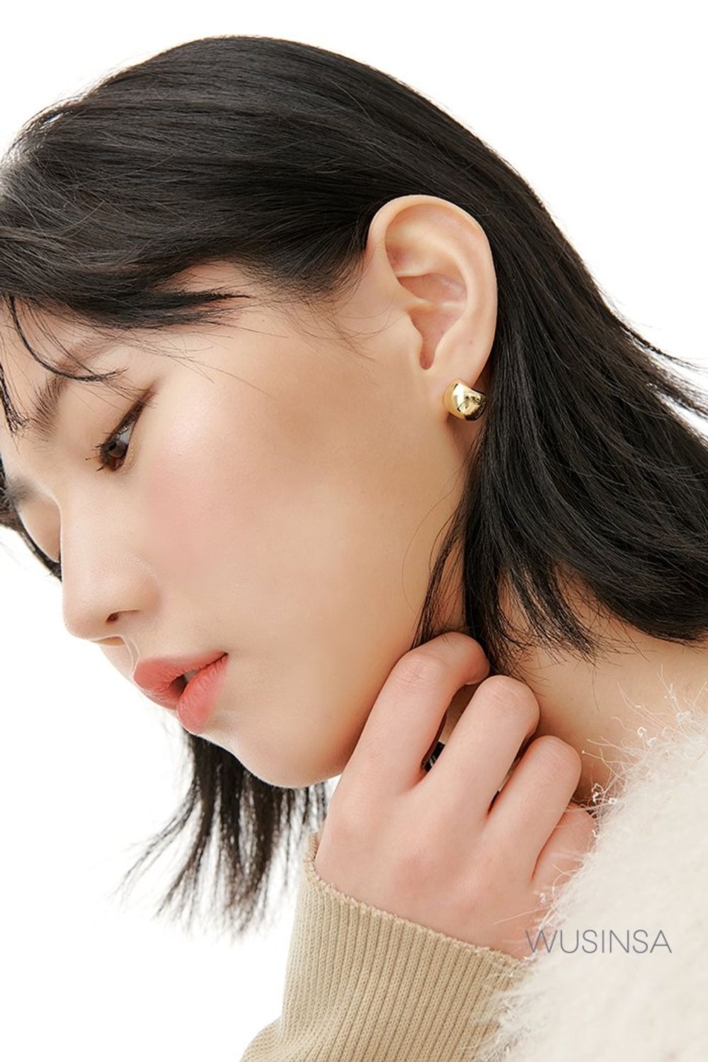 체크 패턴이 가미된 롱 코트와 데님 팬츠로 연출한 포멀 룩 #겨울 #포멀 #비즈니스캐주얼