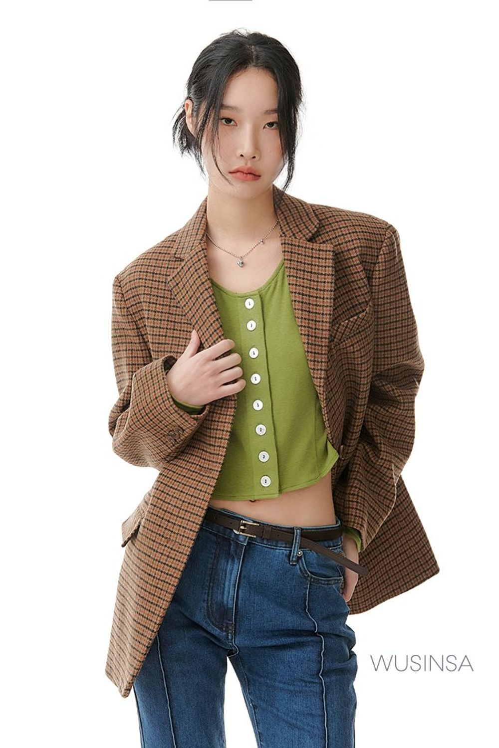 오버사이즈 핏 체크 블레이저에 올리브 컬러 카디건과 부츠컷 팬츠를 코디하고 첼시 부츠로 완성한 레트로 룩 #봄 #레트로
