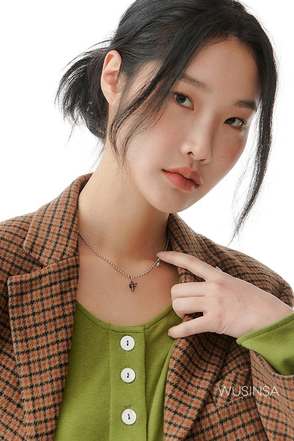 오버사이즈 핏 체크 블레이저에 올리브 컬러 카디건과 부츠컷 팬츠를 코디하고 첼시 부츠로 완성한 레트로 룩 #봄 #레트로