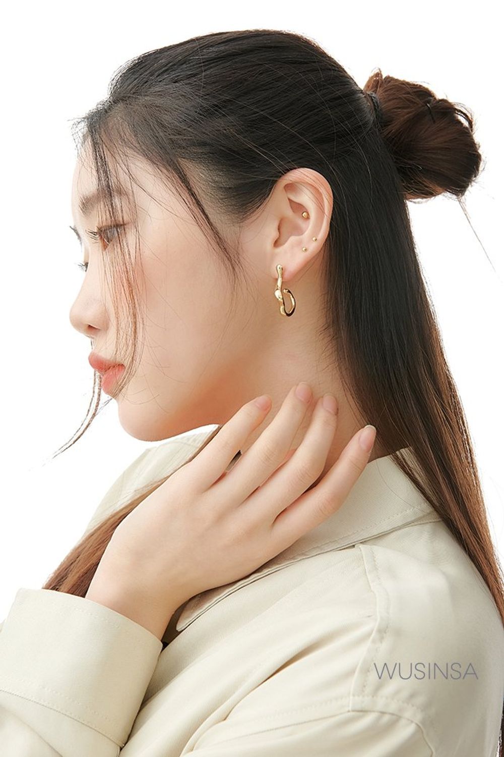 유니크한 디자인의 셔츠와 데님 팬츠를 매치하고 오버사이즈 핏의 재킷을 걸쳐 마무리한 시크 룩 #봄 #시크