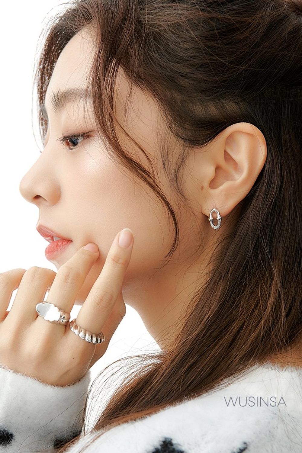 애니멀 패턴이 돋보이는 카디건과 스커트를 매치하고 레더 재킷을 걸쳐 완성한 걸리시 룩 #봄 #걸리시