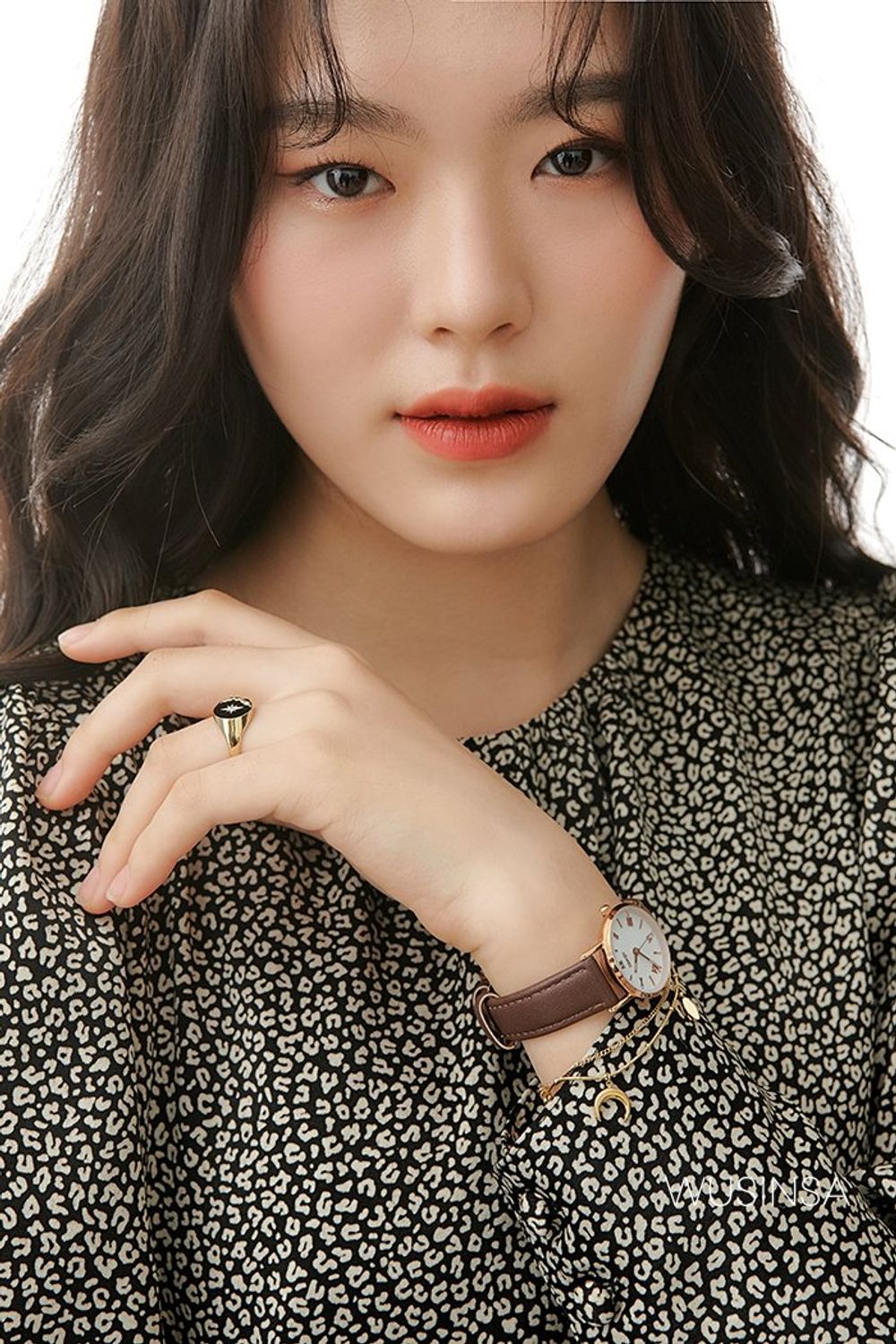 패턴이 돋보이는 셔링 원피스에 숏 재킷을 더하고 롱부츠로 멋스럽게 마무리한 로맨틱 룩 #봄 #로맨틱