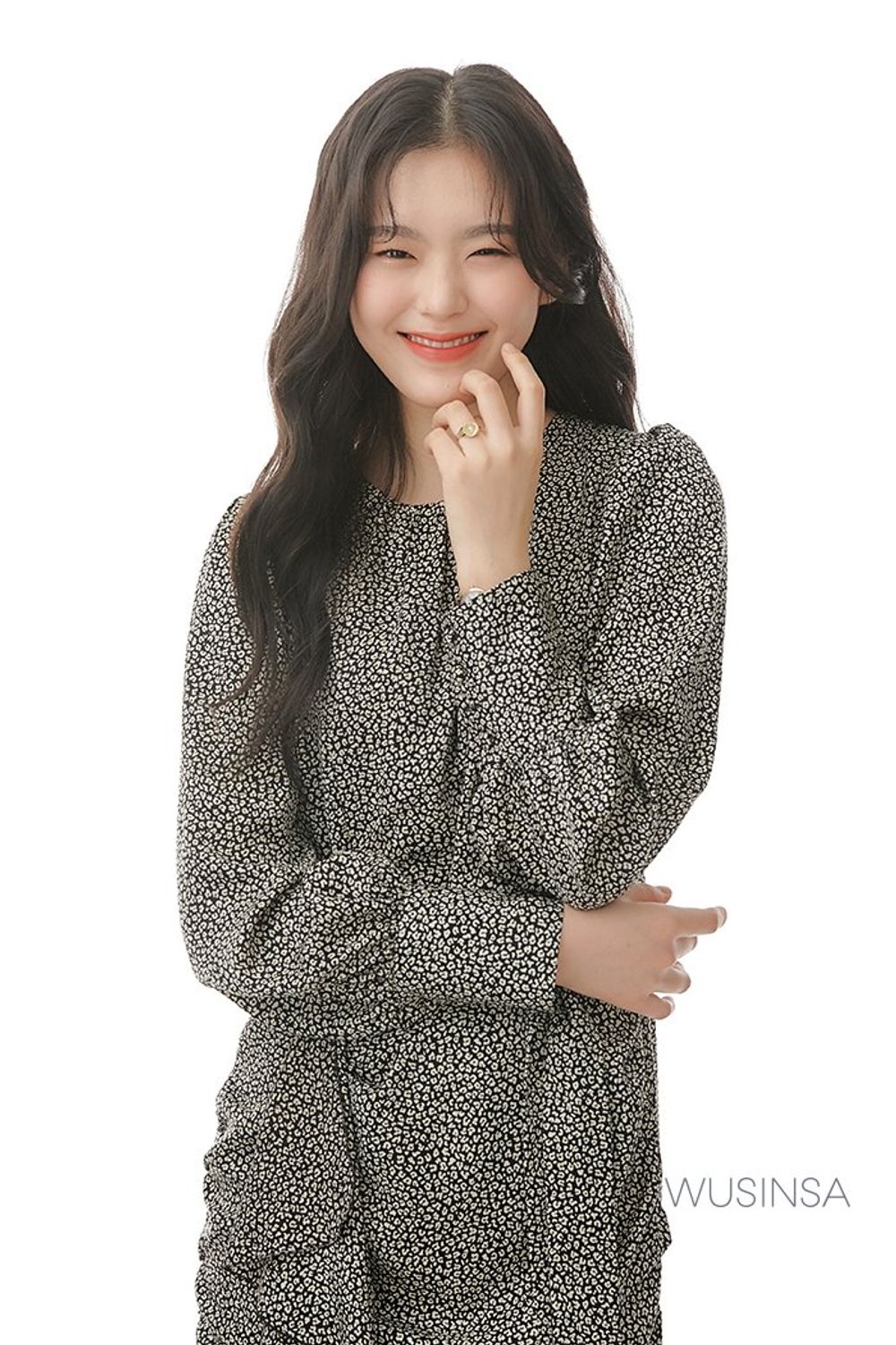 패턴이 돋보이는 셔링 원피스에 숏 재킷을 더하고 롱부츠로 멋스럽게 마무리한 로맨틱 룩 #봄 #로맨틱
