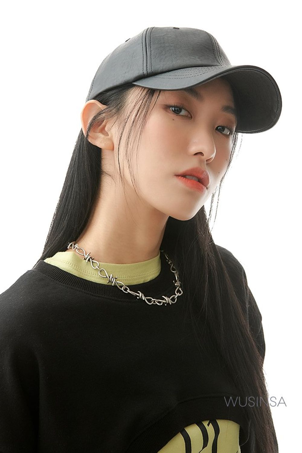 크롭 스웨트셔츠와 라임 컬러 티셔츠를 레이어드하고 패턴 팬츠로 포인트를 더한 스트릿 룩 #봄 #스트릿