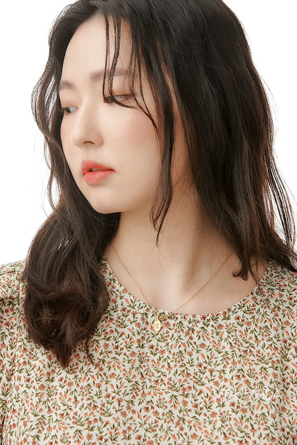 플라워 패턴이 매력적인 원피스에 포근한 카디건을 걸쳐 완성한 로맨틱 룩 #봄 #로맨틱