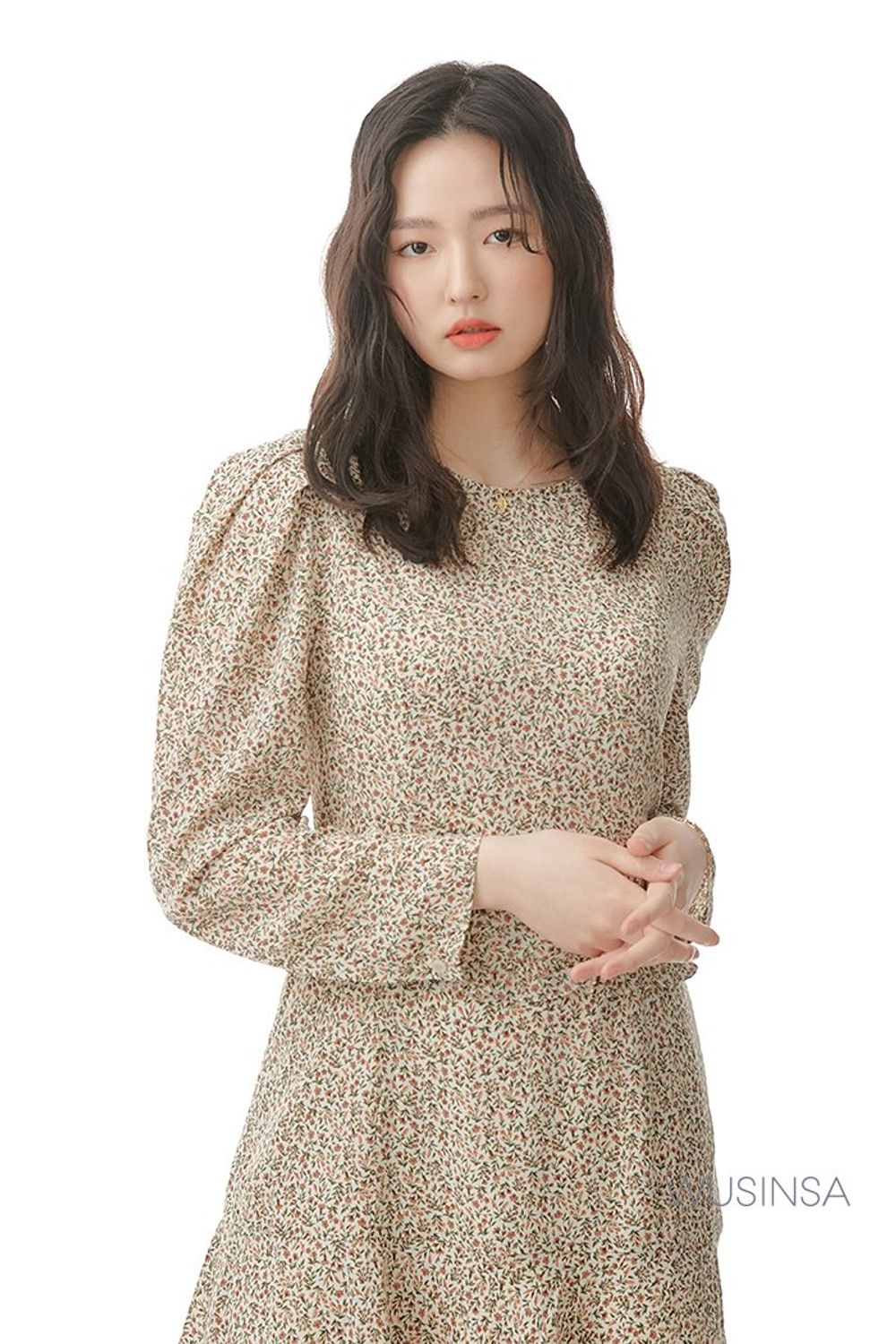 플라워 패턴이 매력적인 원피스에 포근한 카디건을 걸쳐 완성한 로맨틱 룩 #봄 #로맨틱
